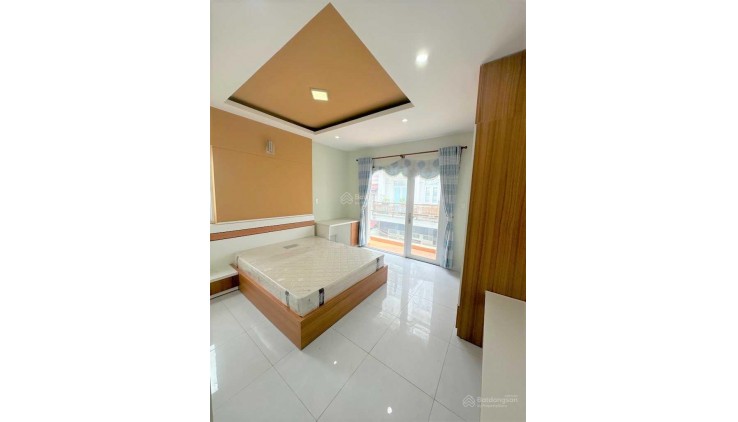 Ngộp, bán nhà 2 tầng, Lã Xuân Oai, 90m2, ngang 8m, đẹp, ở ngay, nhỉnh 5.5 tỷ,